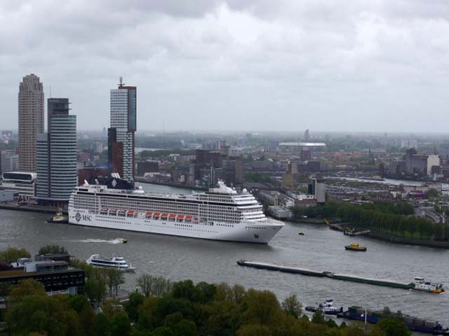 Cruiseschip ms MSC Orchestra van MSC Cruises aan de Cruise Terminal Rotterdam